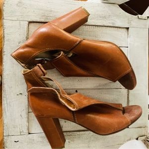 Vero Oucho brown size 38 1/2 high heel open toe booties